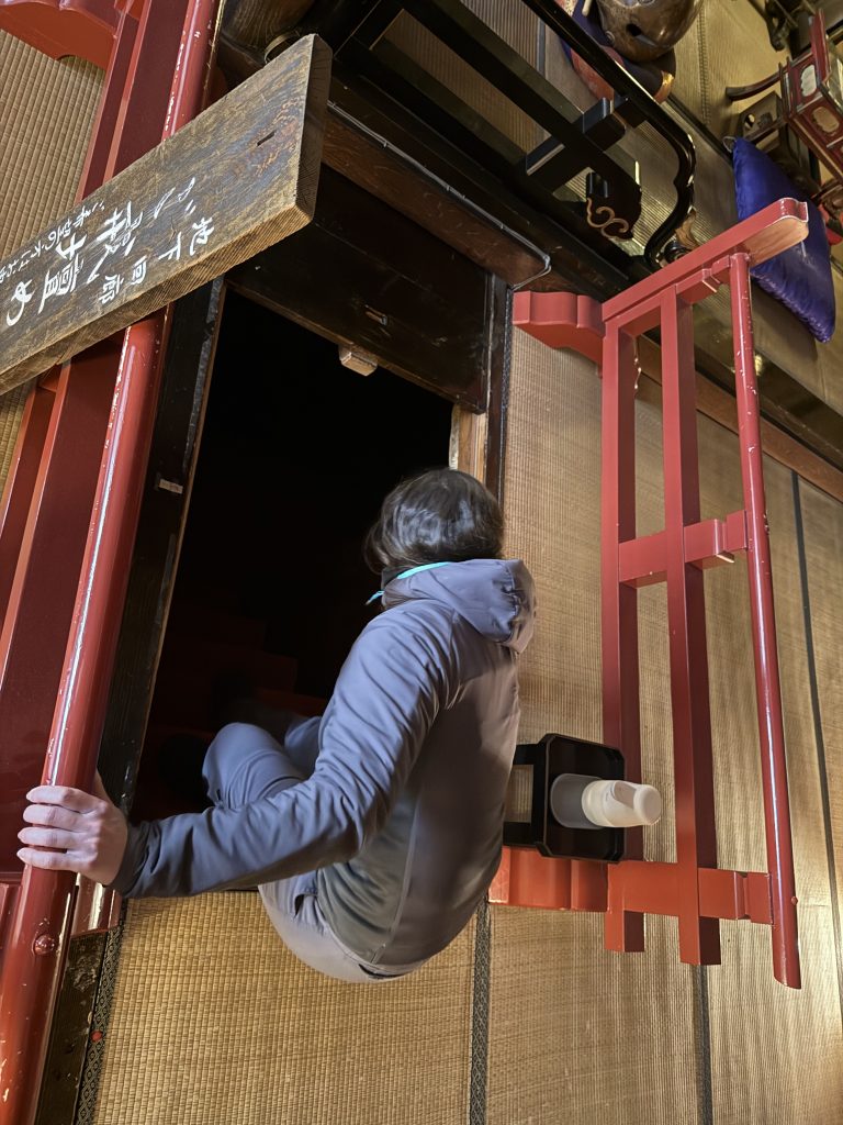 Entering the kaiden meguri meditation experience at a Buddhist temple in Takayama - a memorable travel experience
